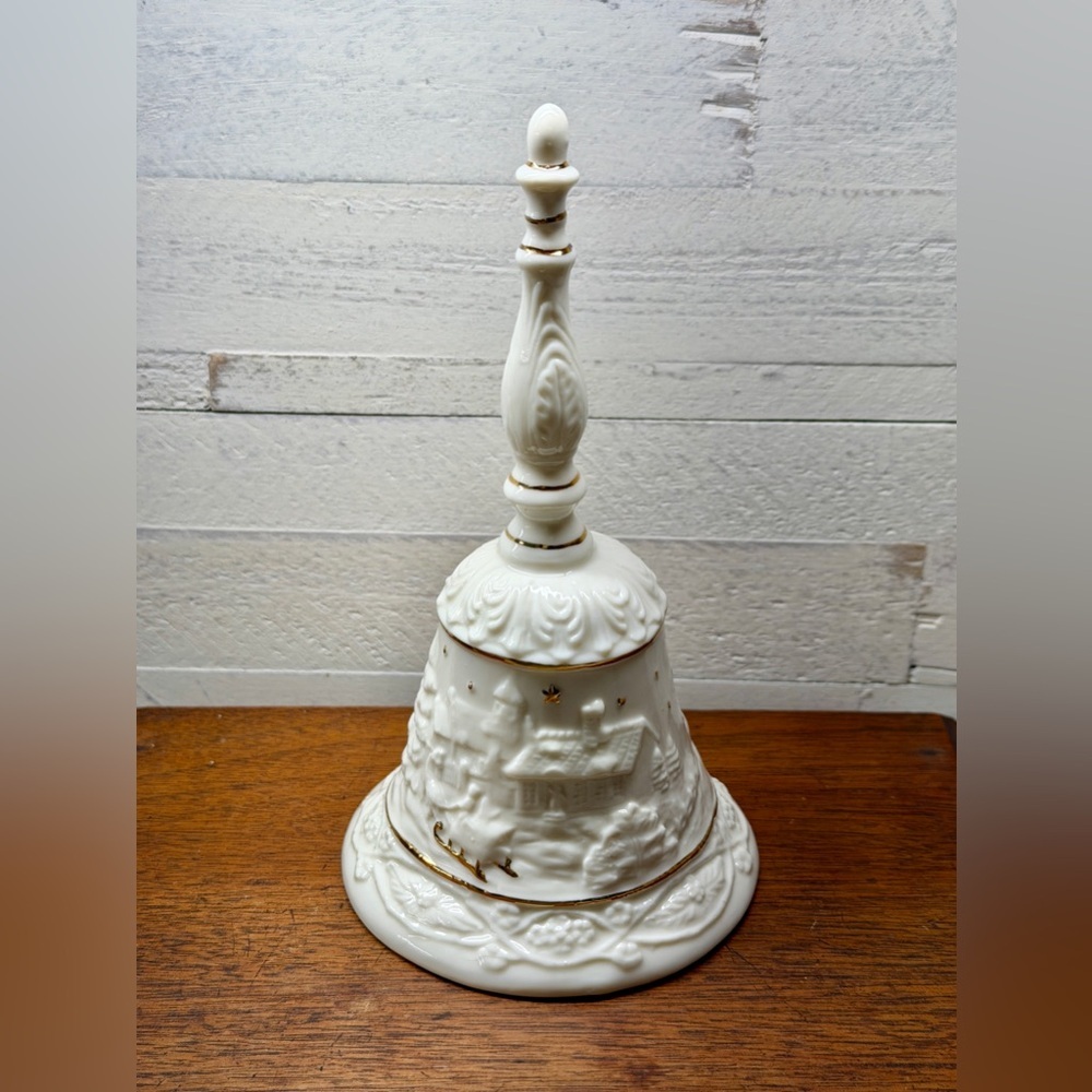 HOME TRENDS, CHRISTMAS DINNER BELL. MADE OF JADE PORCELAIN WITH GOLD DETAILS.